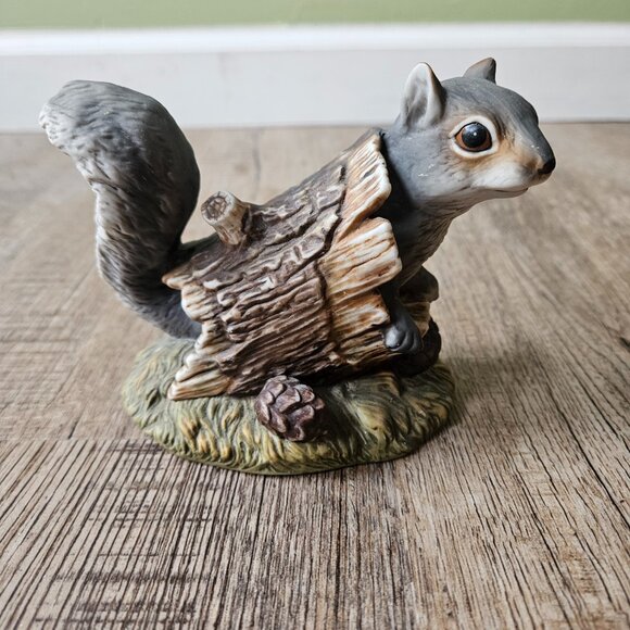 Vintage 1986 Homco Masterpiece Porcelain Squirrel In A Log Figurine - Picture 1 of 6